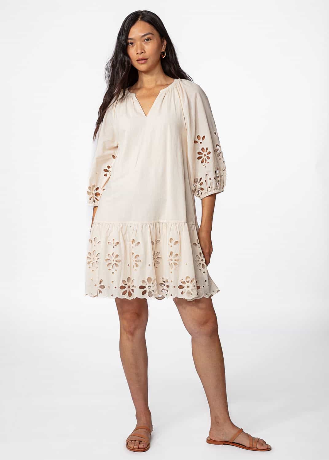 NALA Kort klänning i broderie anglaise - Beige 4 - Indiska