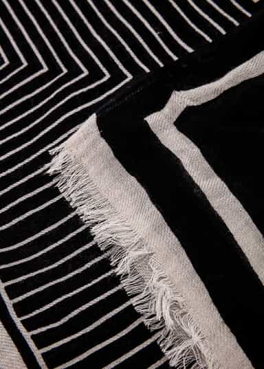 STRIPED Mönstrad lång scarf - Svart 2 - Indiska