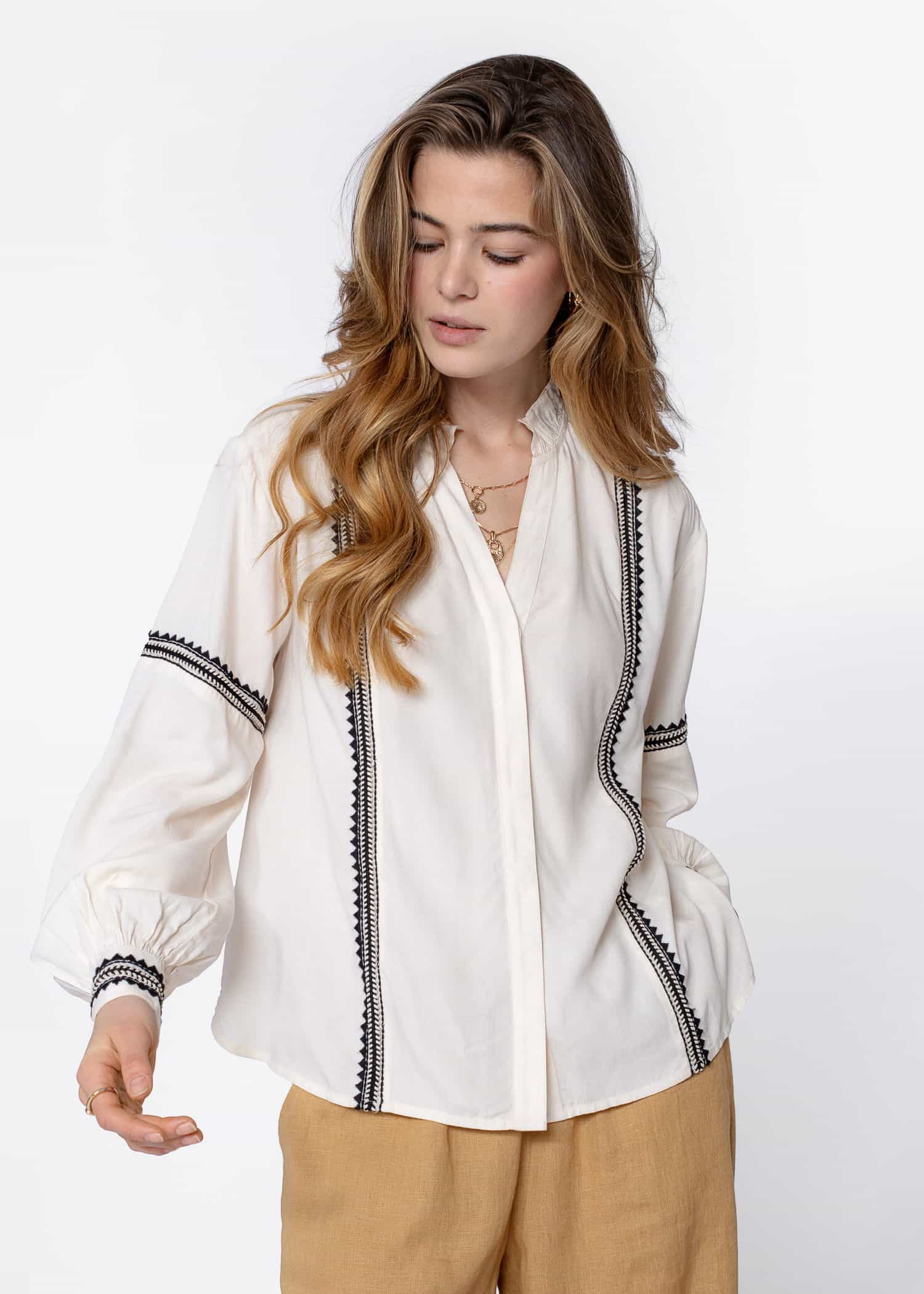 SARA Vit broderad blus - Beige 1 - Indiska