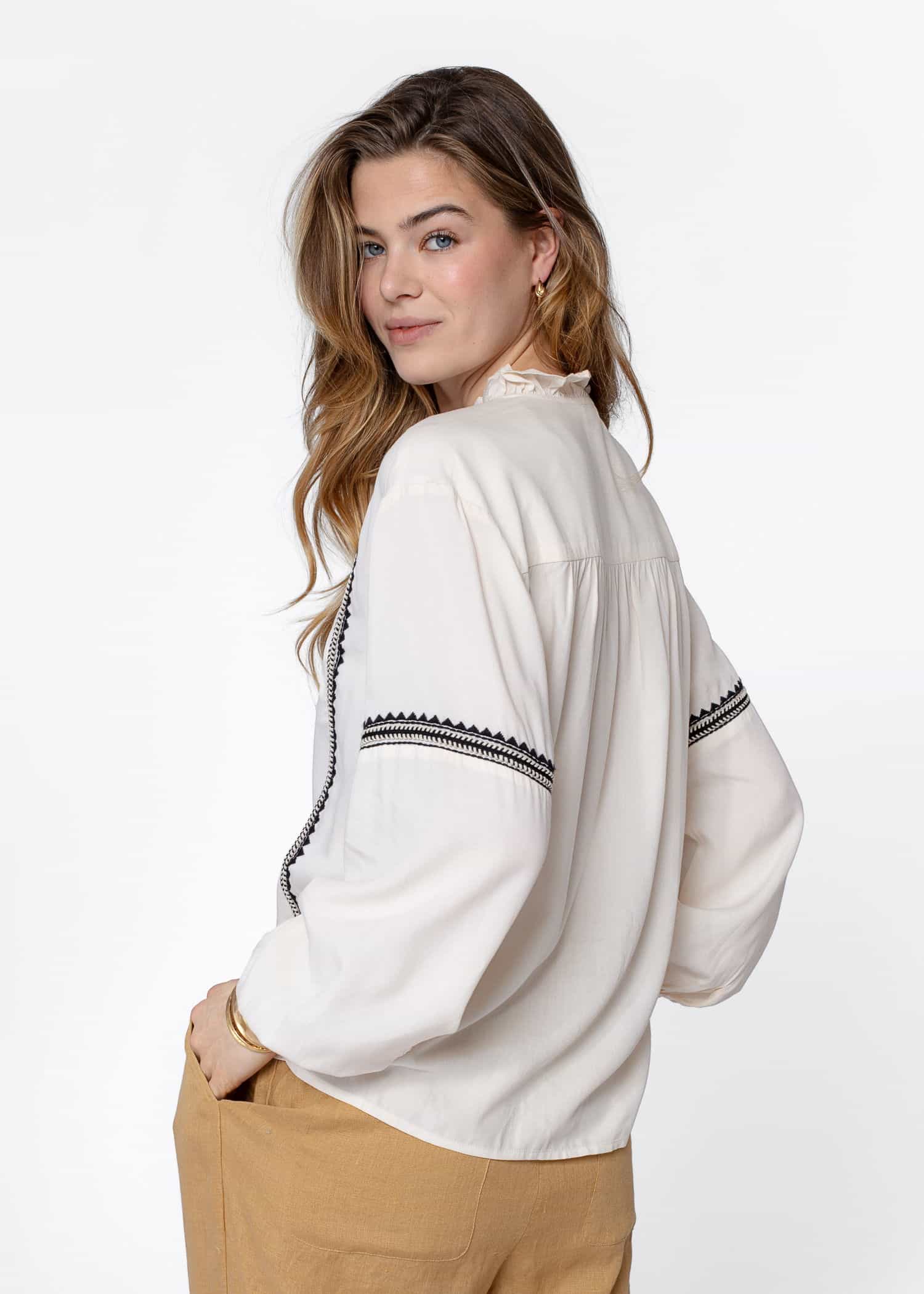 SARA Vit broderad blus - Beige 2 - Indiska