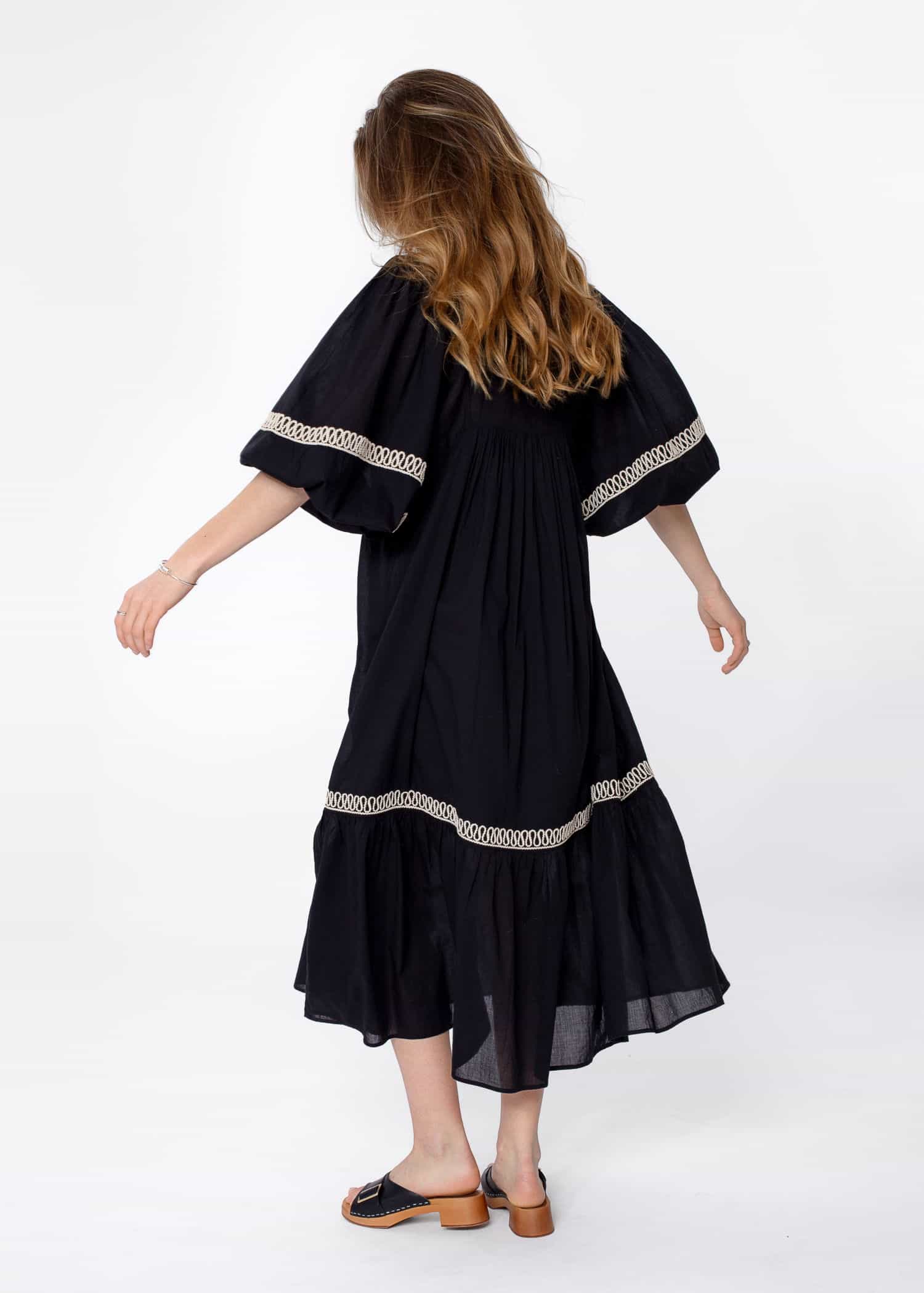 CORNELIA Pitkä musta puhvihihainen mekko - Musta 3 - Indiska