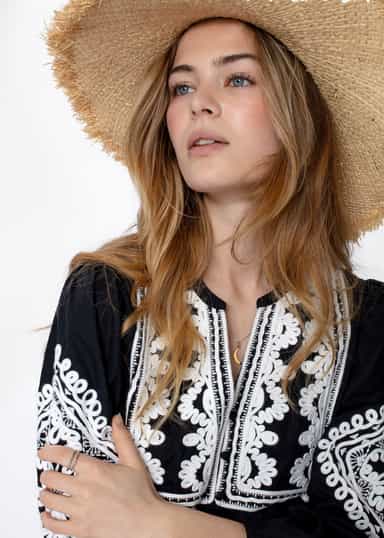 PETRA Svart broderad poplinklänning - Svart 2 - Indiska
