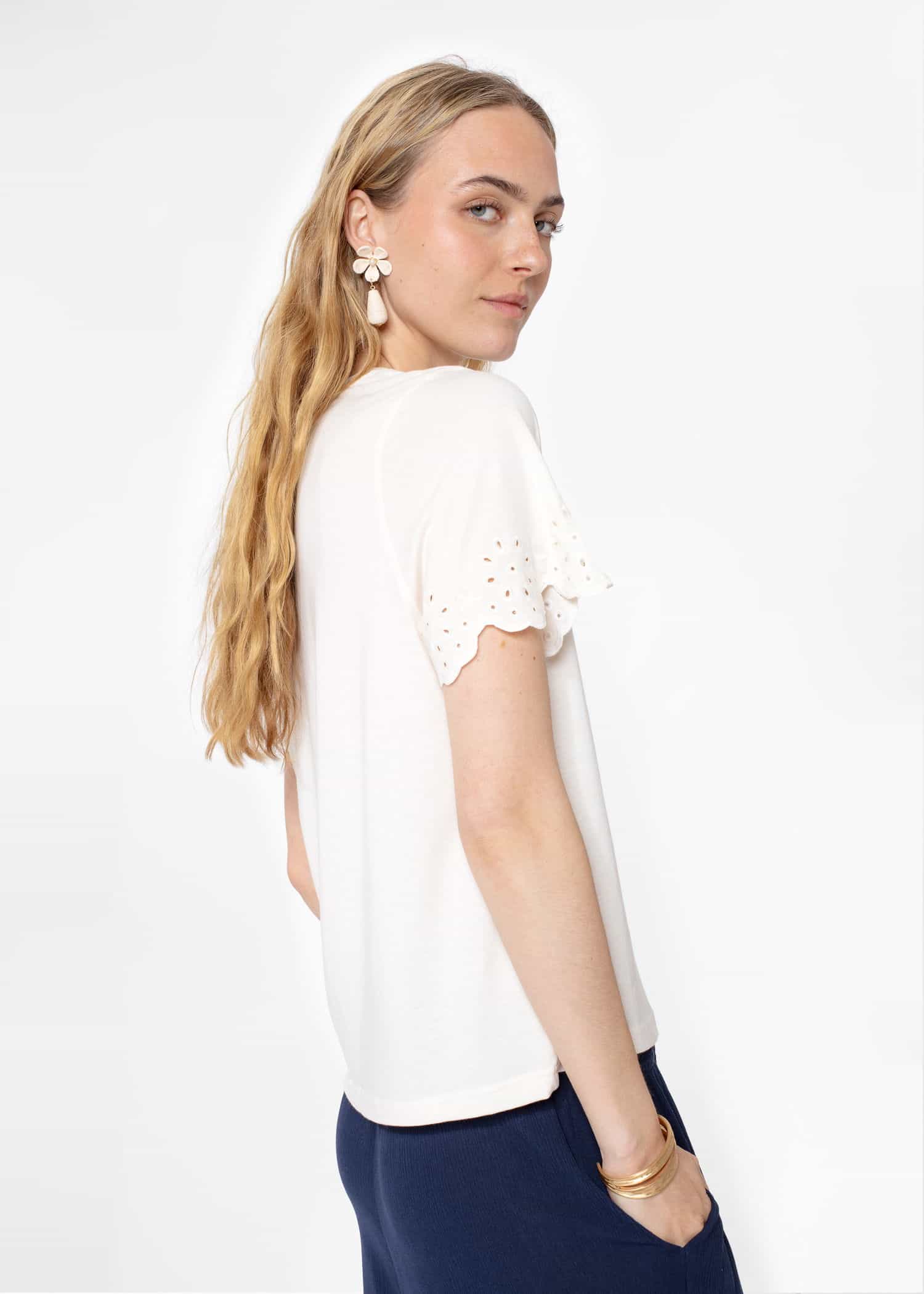 EPPLE Vit t-shirt med broderad ärm  - Vit 4 - Indiska