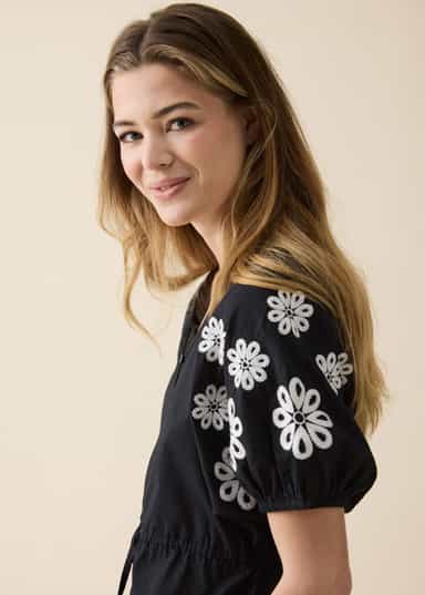 ELIZABETH Brodert bluse med blomster - Svart 1 - Indiska