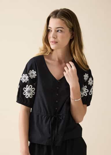 ELIZABETH Brodert bluse med blomster - Svart 4 - Indiska