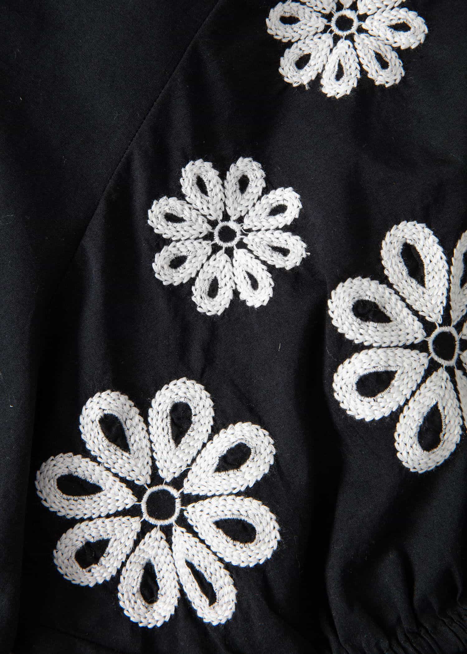 ELIZABETH Brodert bluse med blomster - Svart 6 - Indiska