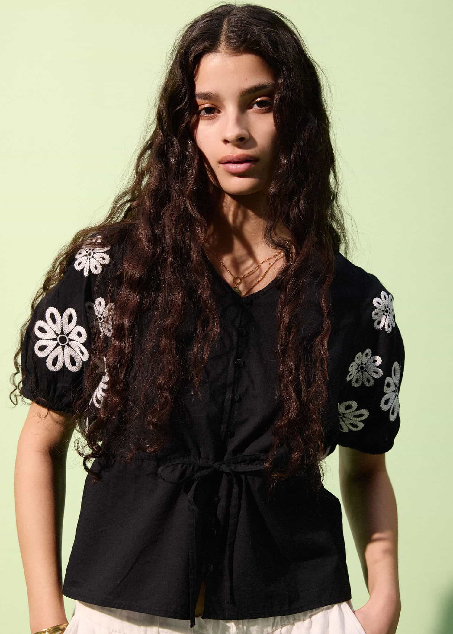 ELIZABETH Brodert bluse med blomster - Svart 2 - Indiska