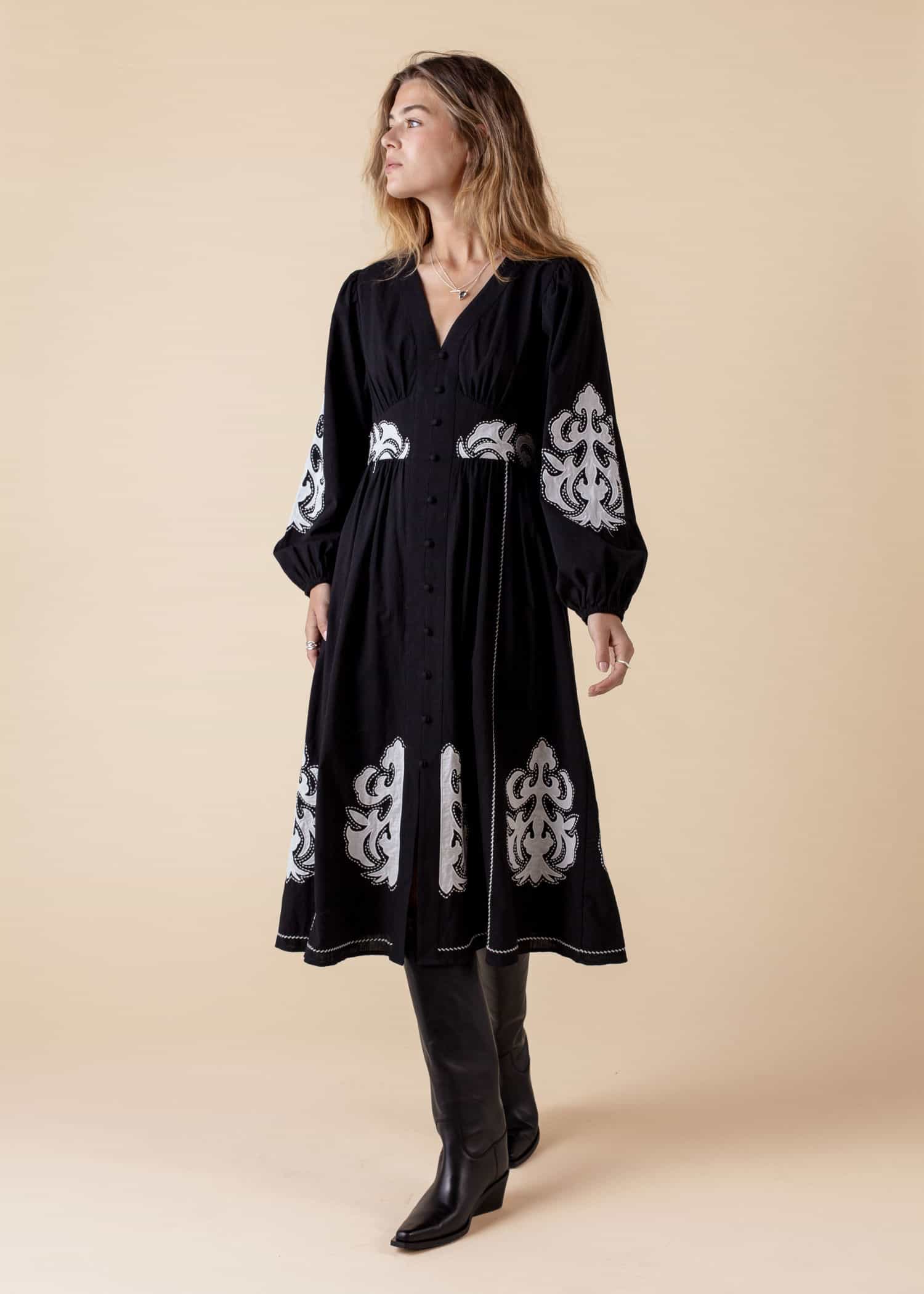 PENELOPE Svart brodert kjole - Svart 1 - Indiska