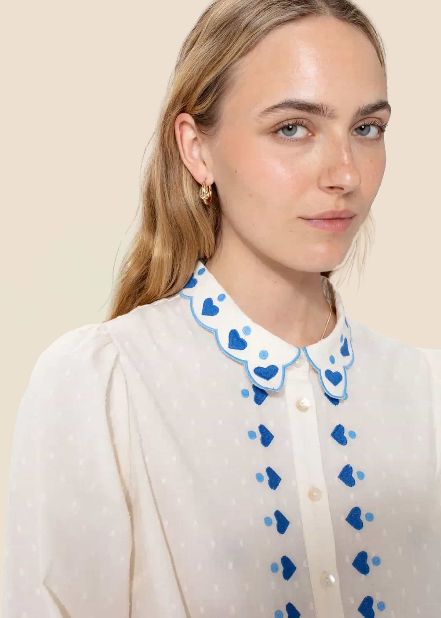 SASHA Brodert bluse med hjerter - Blå 1 - Indiska