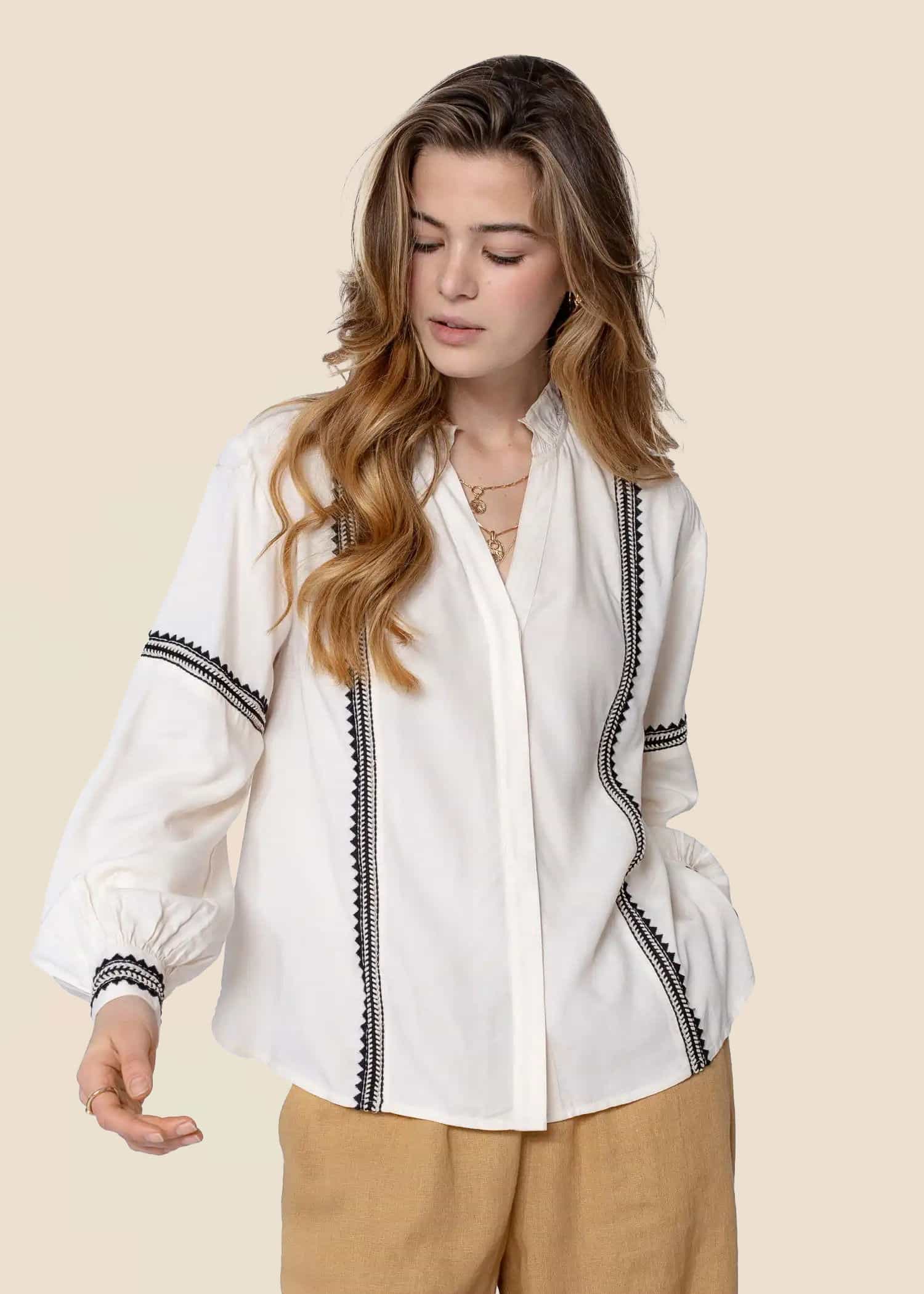SARA Vit broderad blus - Beige 1 - Indiska