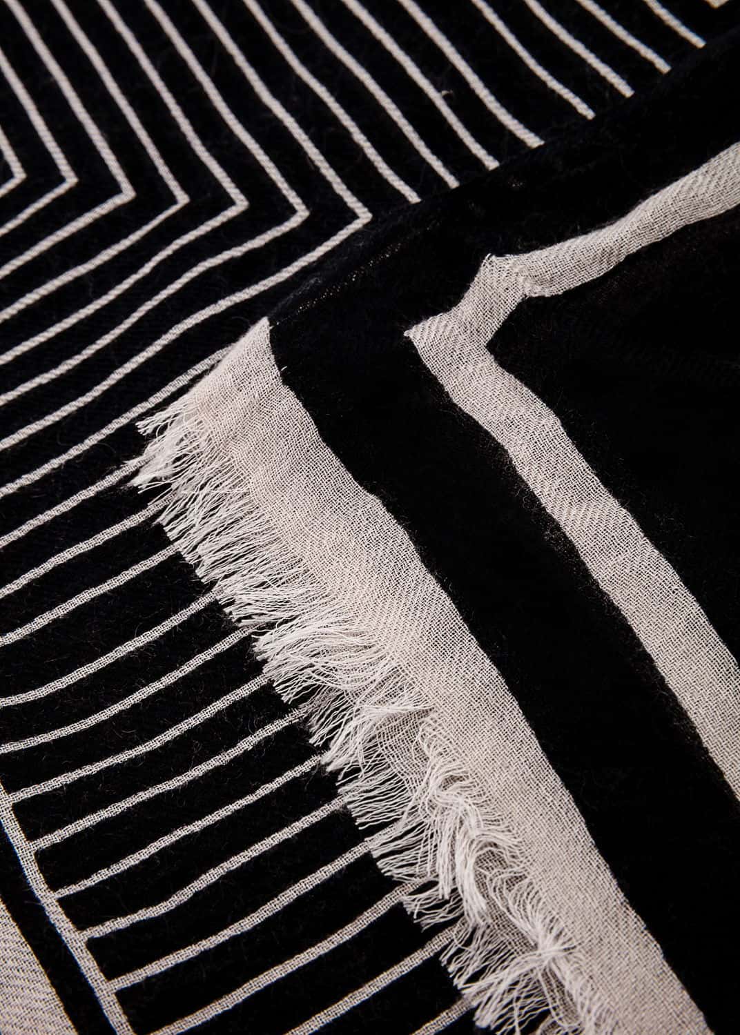 STRIPED Mønstret langt skjerf - Svart 2 - Indiska