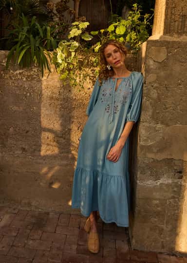 AVA Broderad tencel-klänning - Blå 1 - Indiska