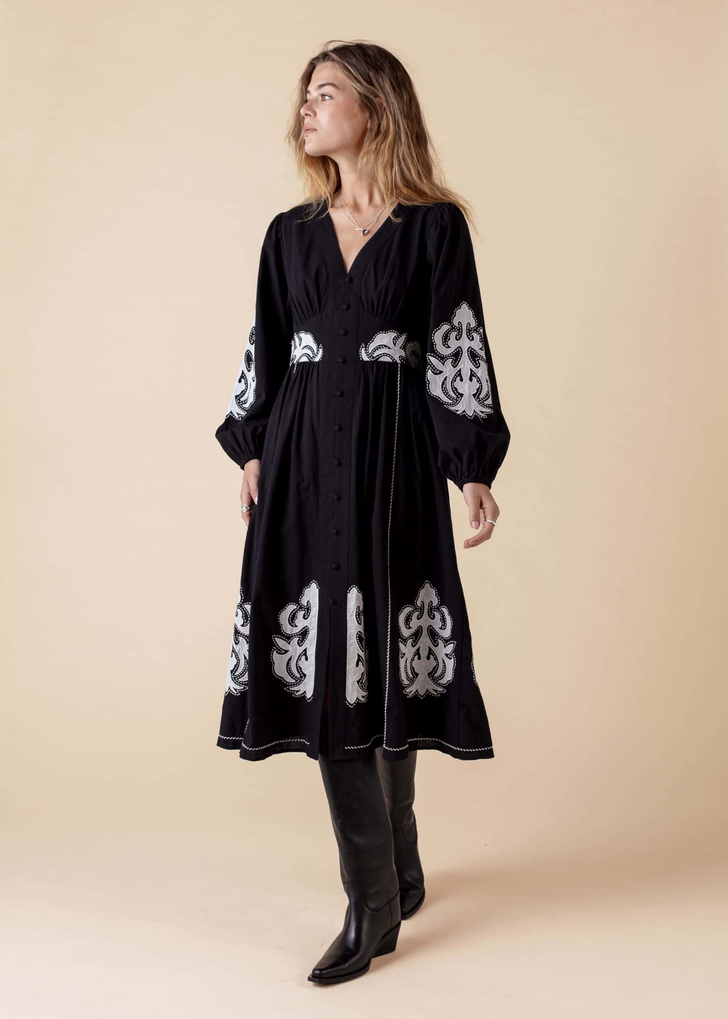 PENELOPE Svart brodert kjole - Svart 1 - Indiska