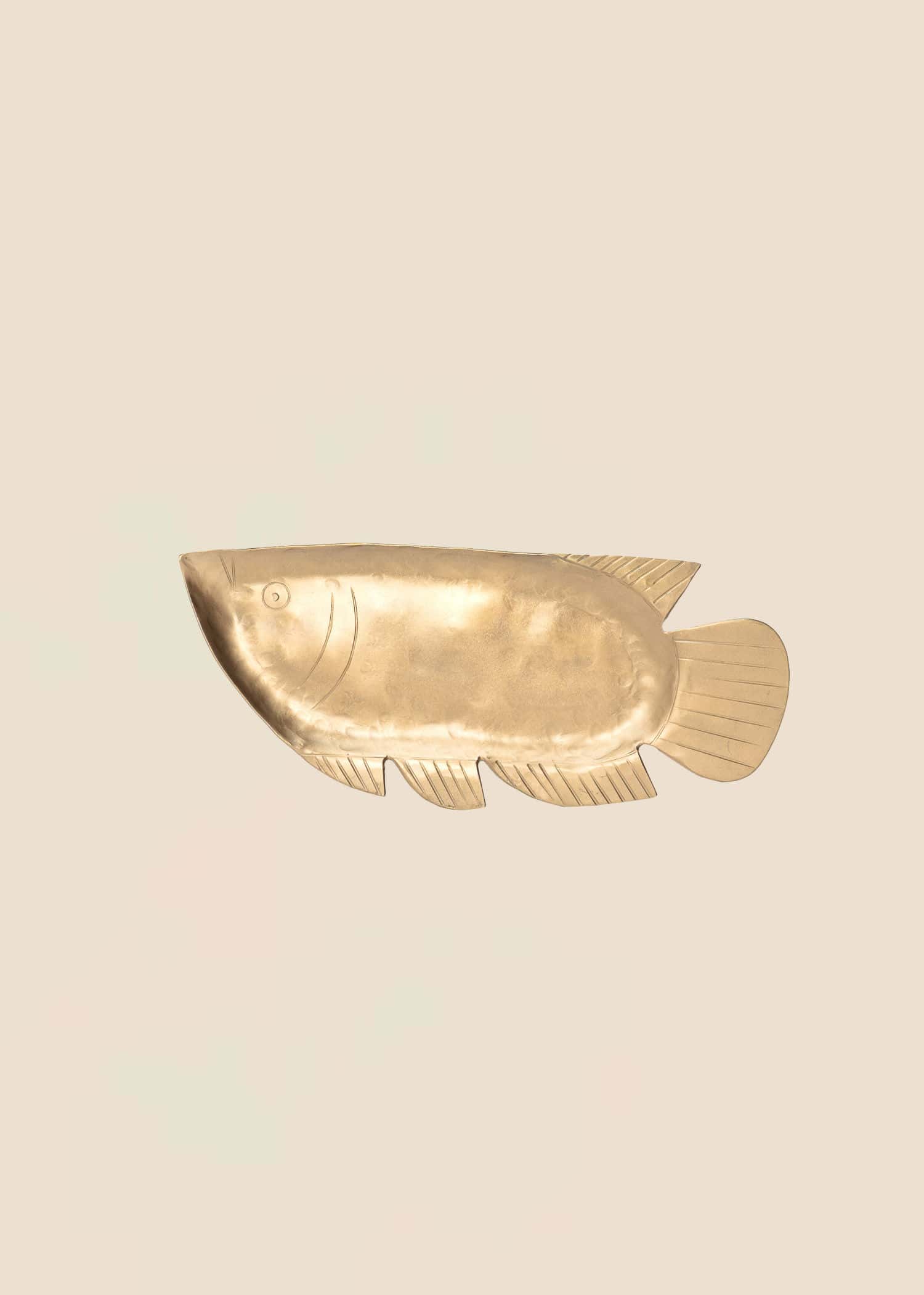 FISH Käsin taottu kalan muotoinen tarjotin - Kulta 1 - Indiska