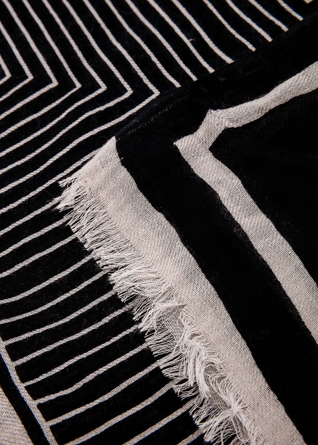 STRIPED LONG SCARF - Black
