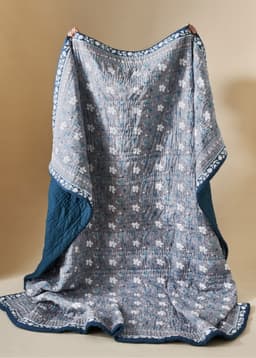 Vanja Bedspread L - FLORALSWIRLBLUE