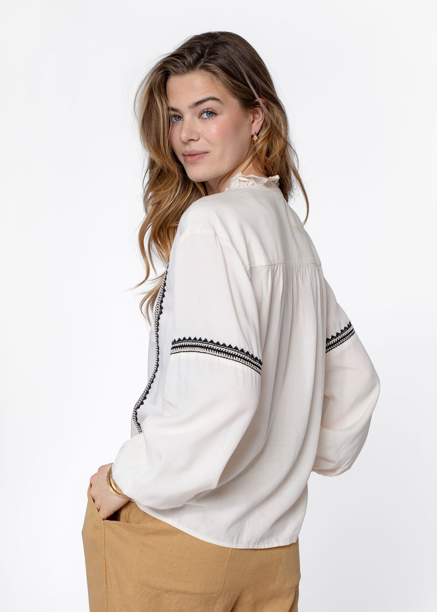 SARA Kirjailtu pusero - Beige 2 - Indiska