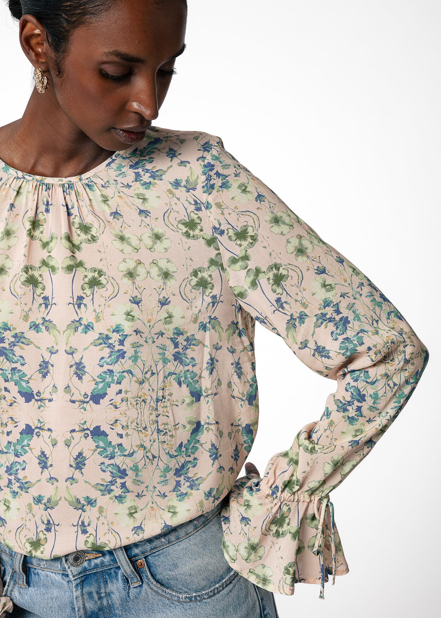 CLEA Blommig blus med volang - Beige 2 - Indiska