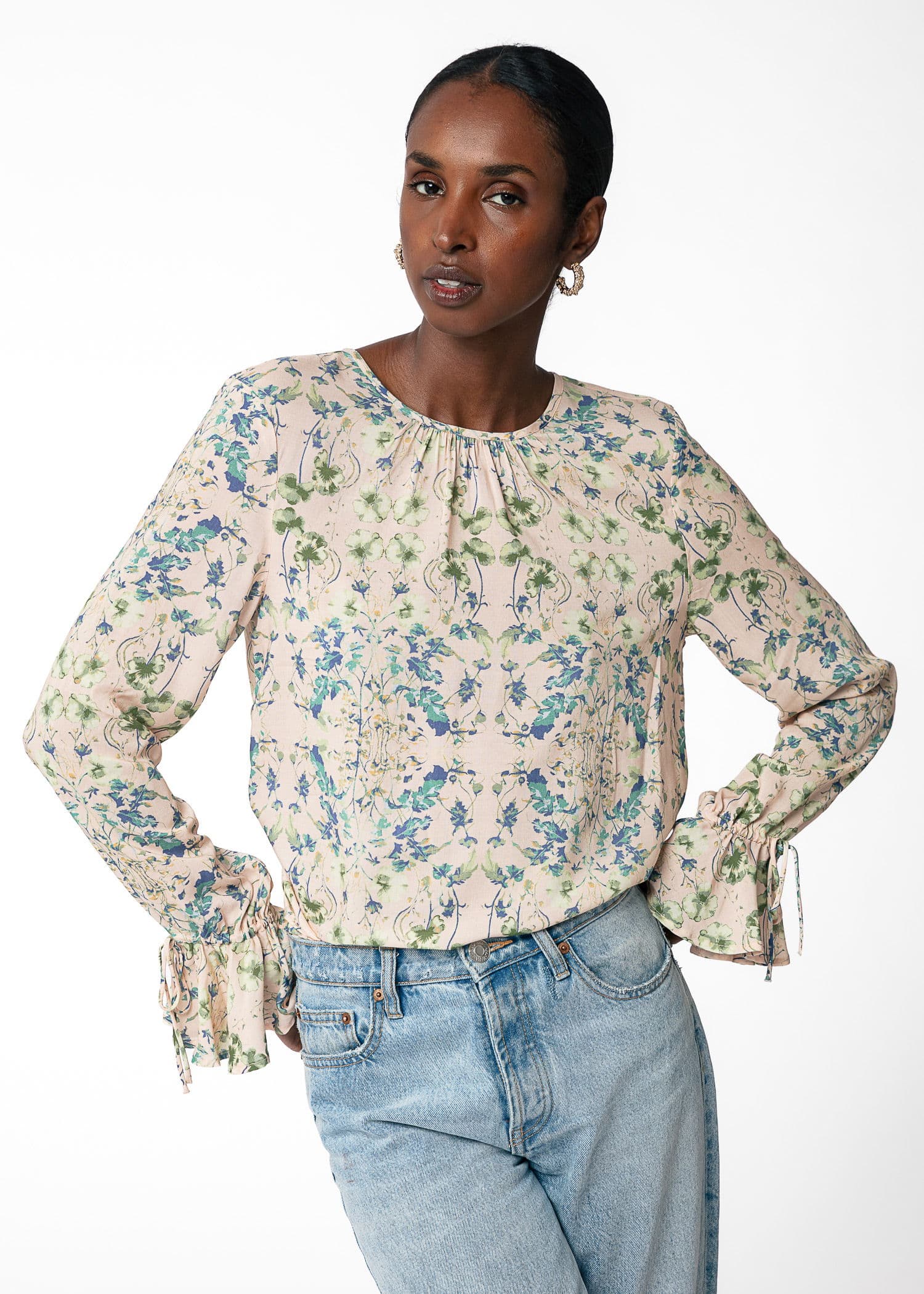 CLEA Blommig blus med volang - Beige 1 - Indiska