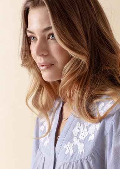 NILA Lyseblå brodert bluse - Blå 3 - Indiska