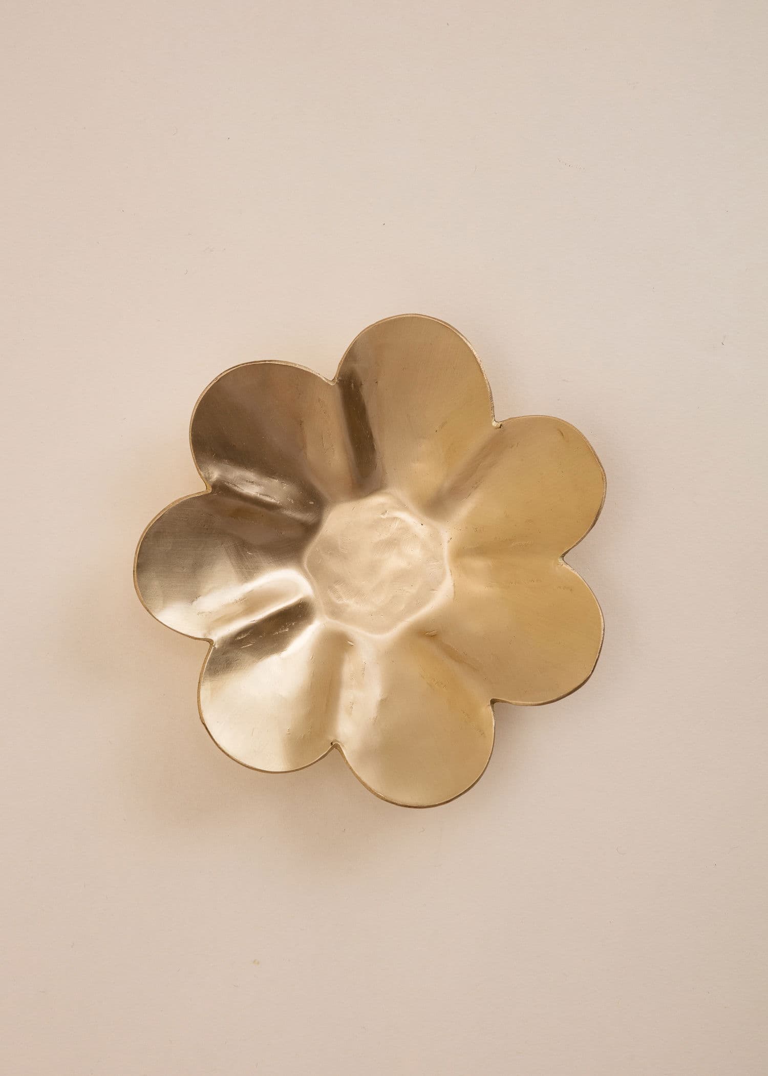 FLOWER Kukallinen messinkitarjotin - Kulta 2 - Indiska