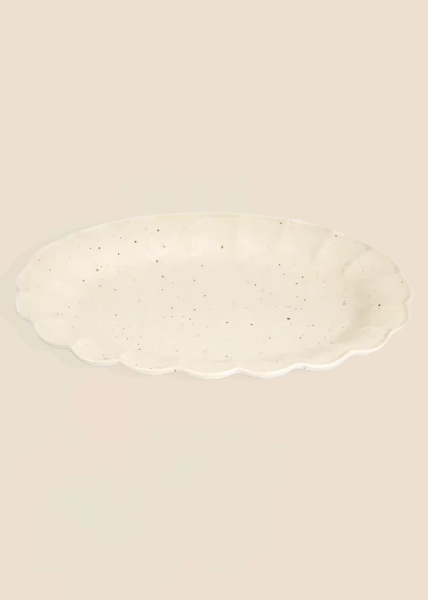 MATHILDA Bølgete serveringsfat i steintøy - Off White 1 - Indiska