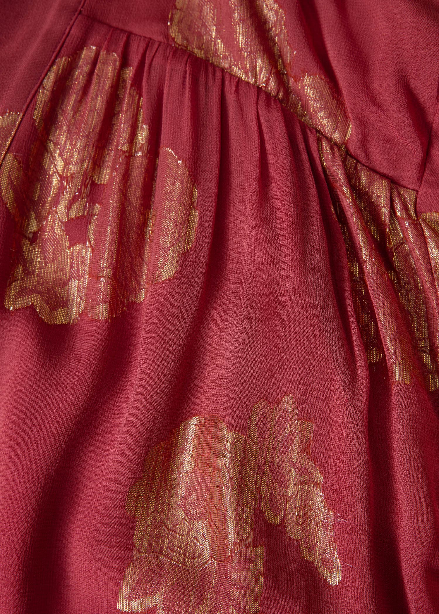 VEDA Kimono med gullmønstrede blader - Rosa 2 - Indiska