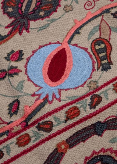 Emb. Handtryckt broderad matta  - Rød 2 - Indiska