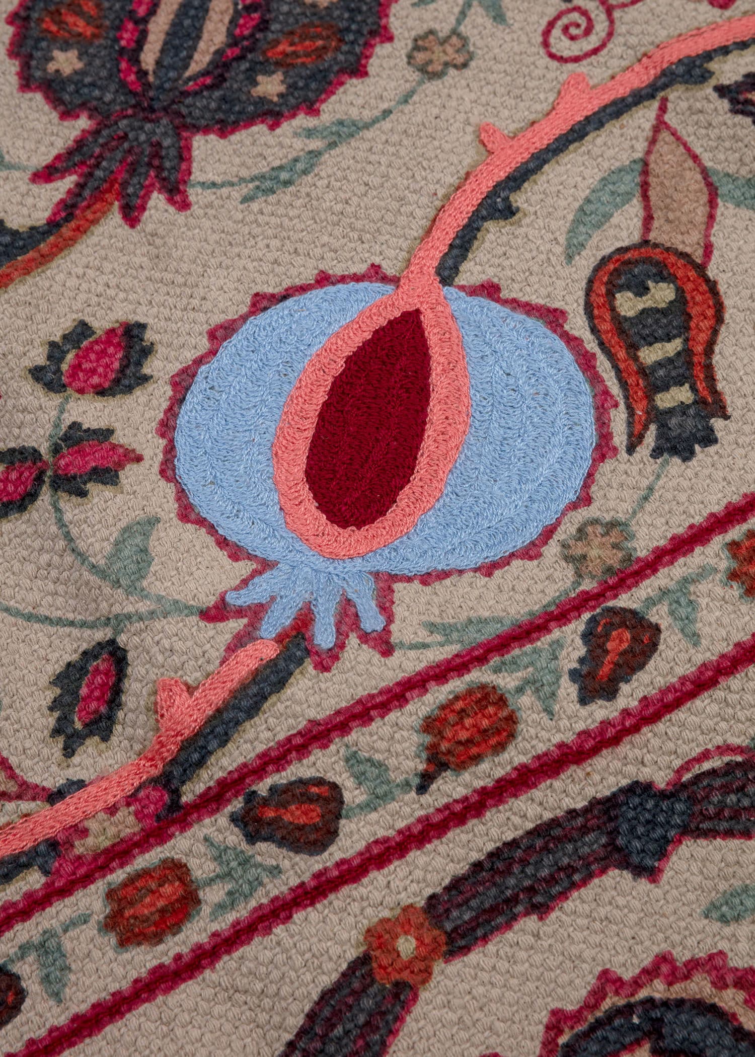 Emb. Handtryckt broderad matta  - Rød 2 - Indiska