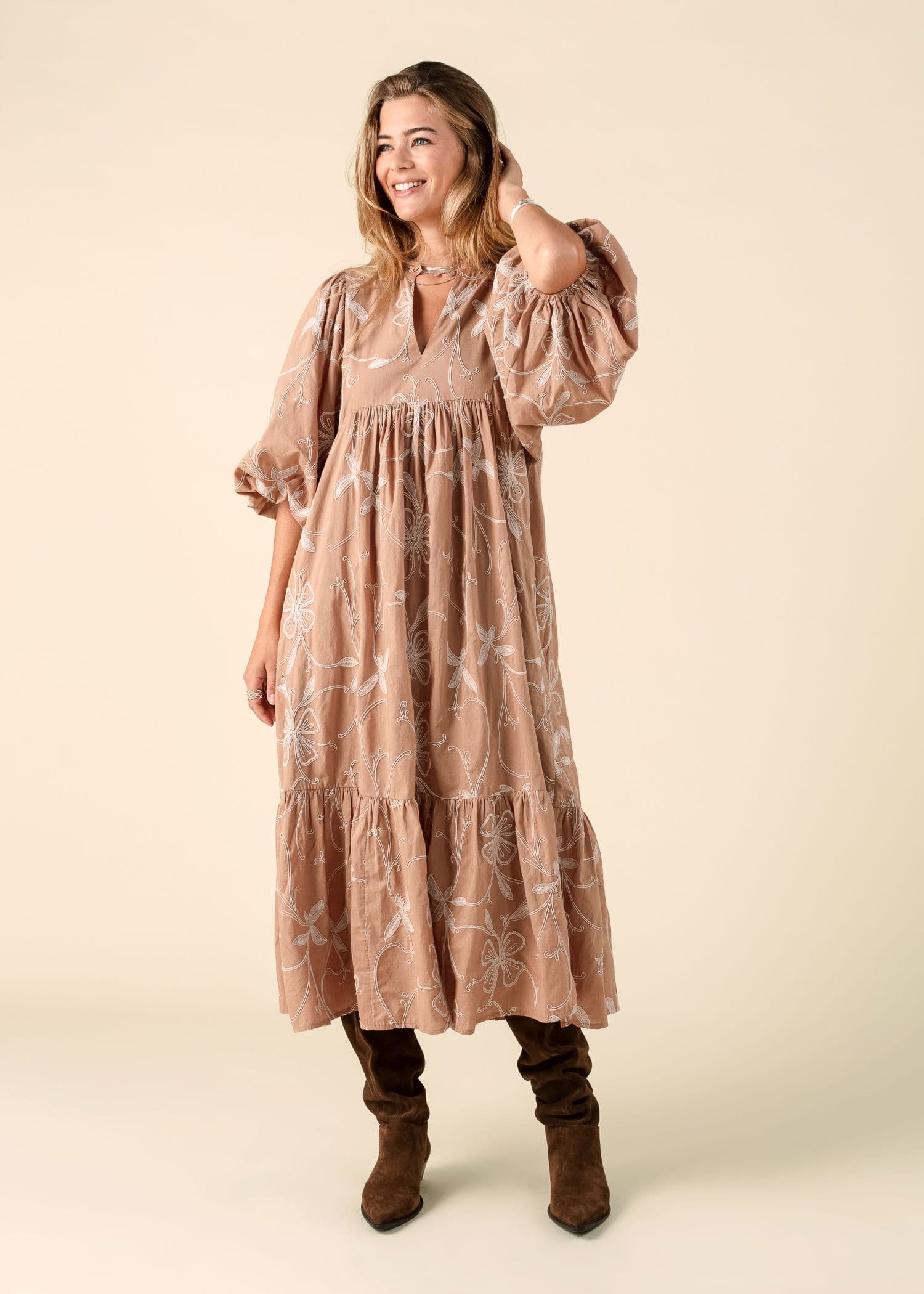 CORNELIA Brodert kjole med puffermer - Beige 1 - Indiska