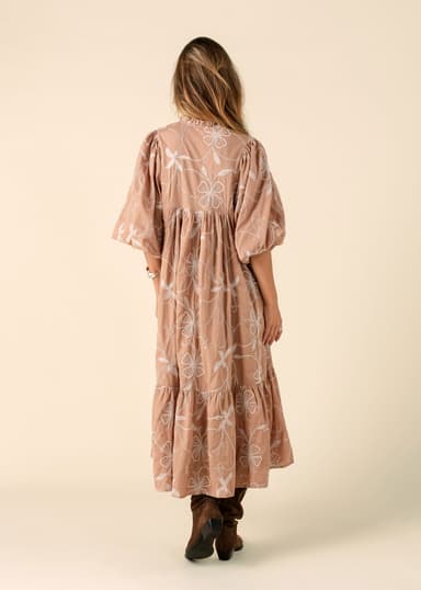 CORNELIA Brodert kjole med puffermer - Beige 4 - Indiska