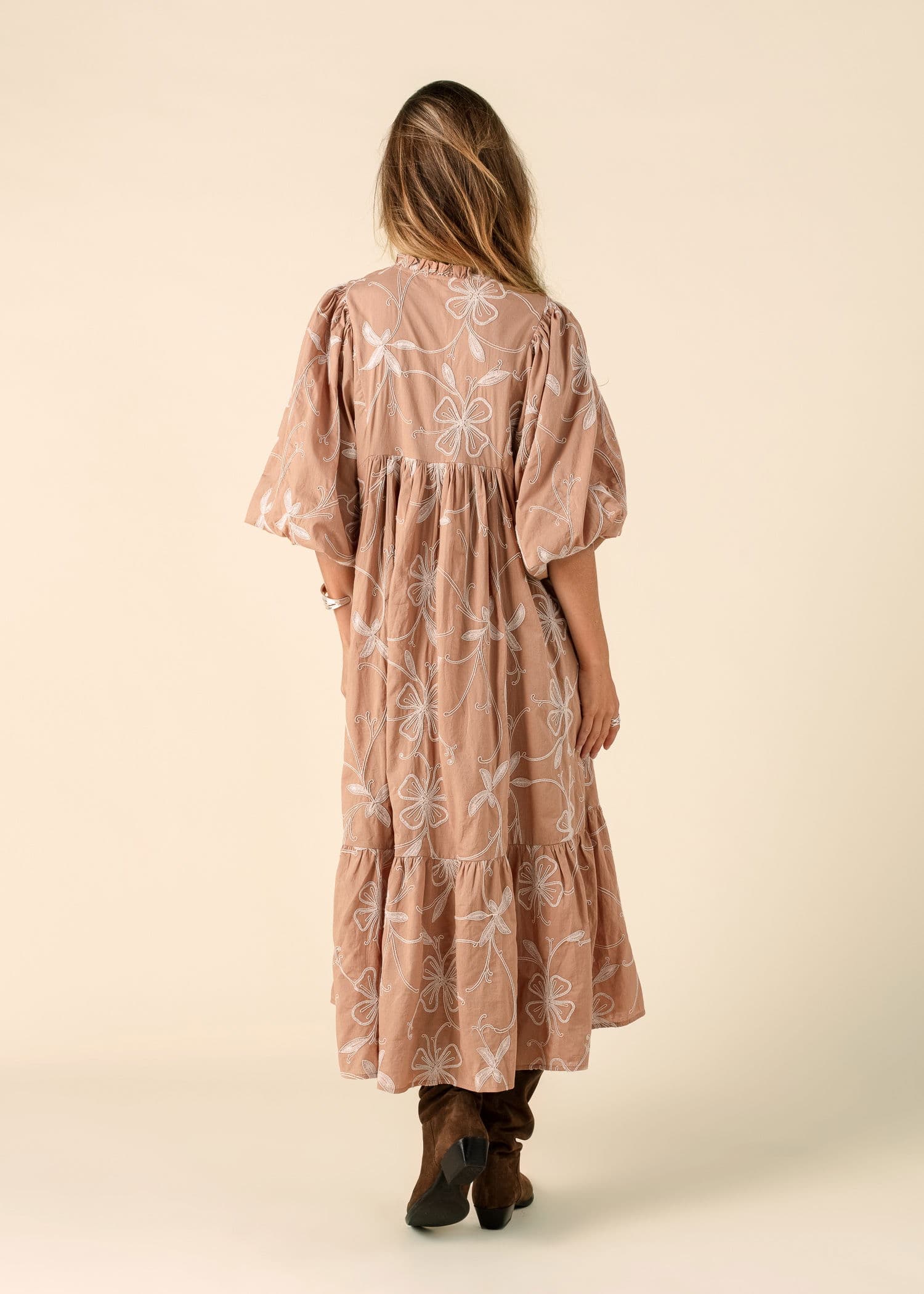 CORNELIA Brodert kjole med puffermer - Beige 4 - Indiska