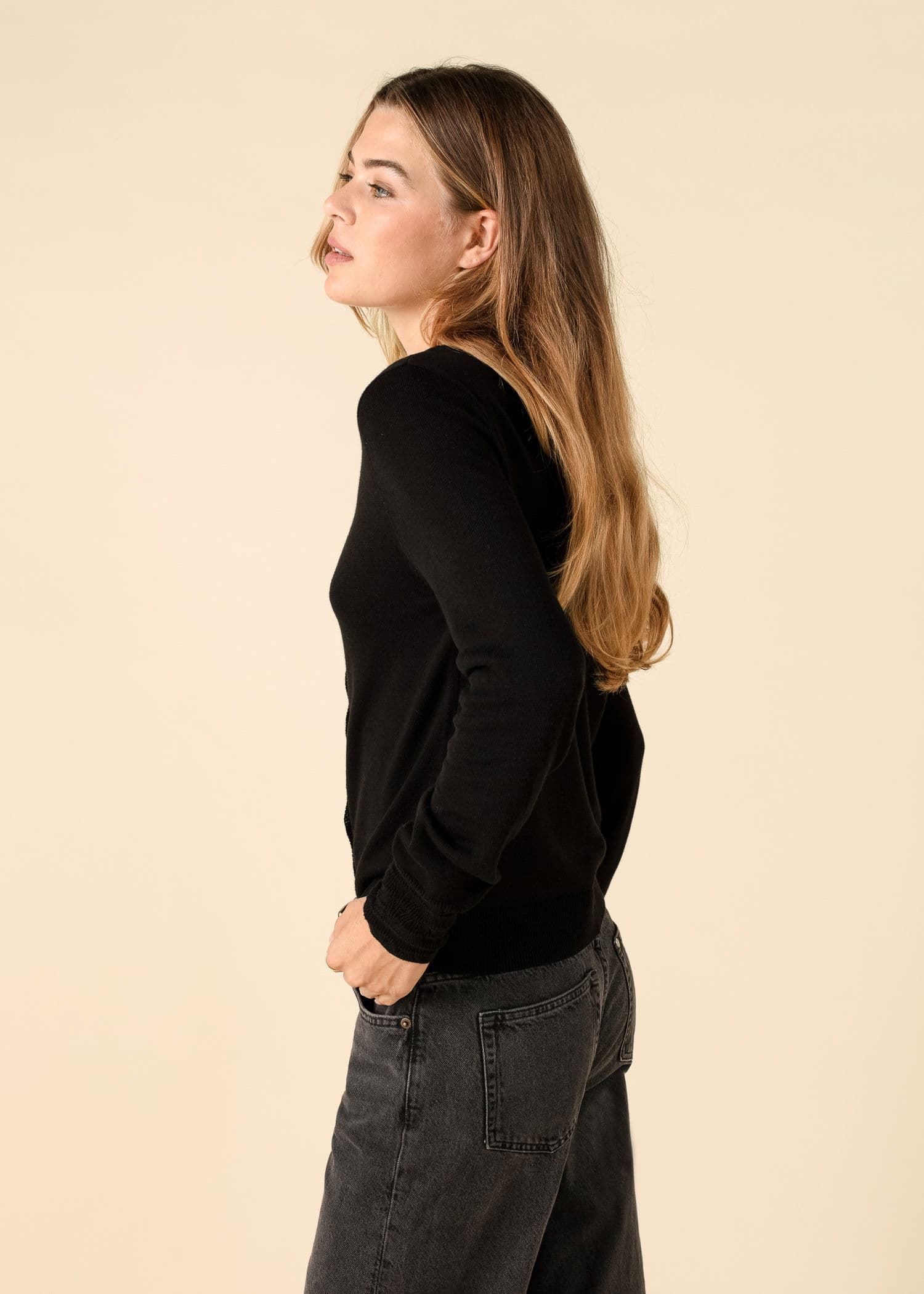PAULA Svart cardigan med dekorativa kanter - Svart 4 - Indiska