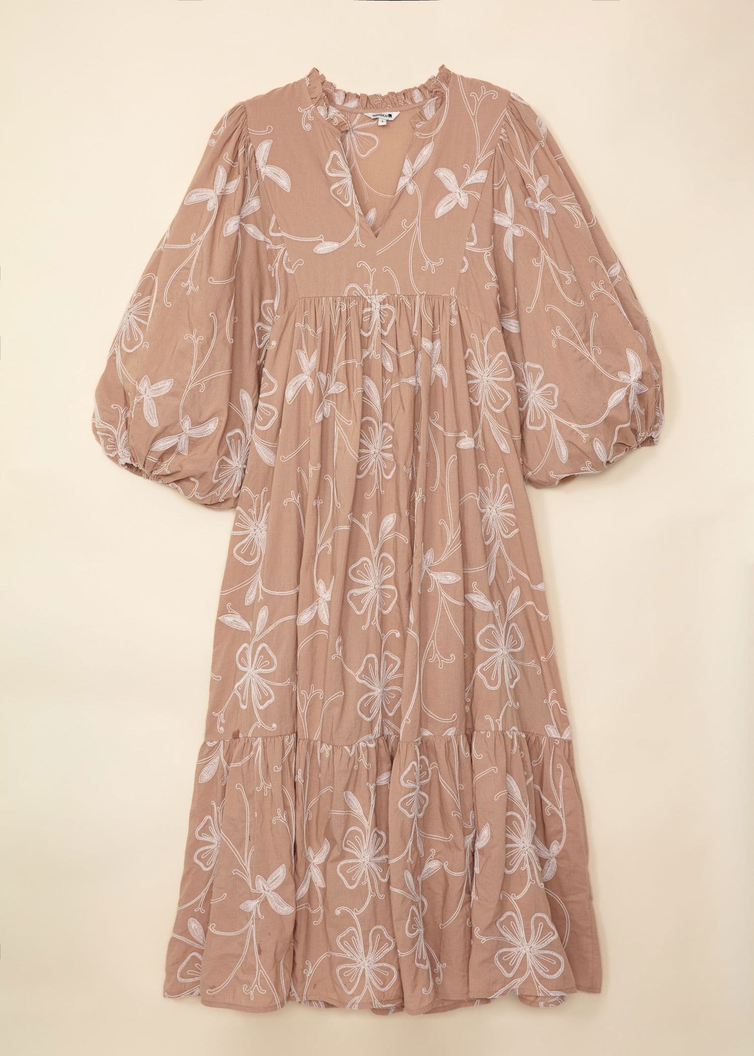 CORNELIA Brodert kjole med puffermer - Beige 5 - Indiska