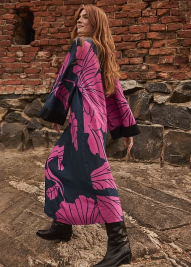 JOLENE Lång blommig klänning med vid ärm - Rosa 1 - Indiska