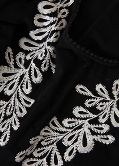 OPHELIA Broderad asymmetrisk blus - Svart 2 - Indiska