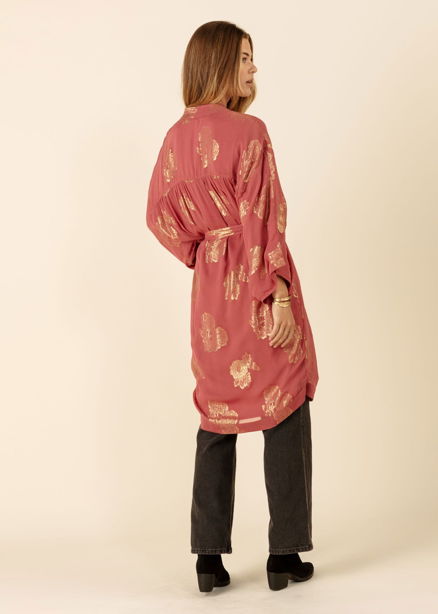 VEDA Lyhyt kimmeltävä kimono - Vaaleanpunainen 4 - Indiska