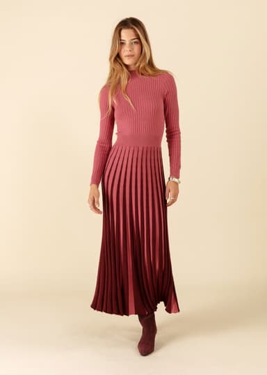 DILARA Ribbstickad lång klänning med plissering - Rosa 2 - Indiska