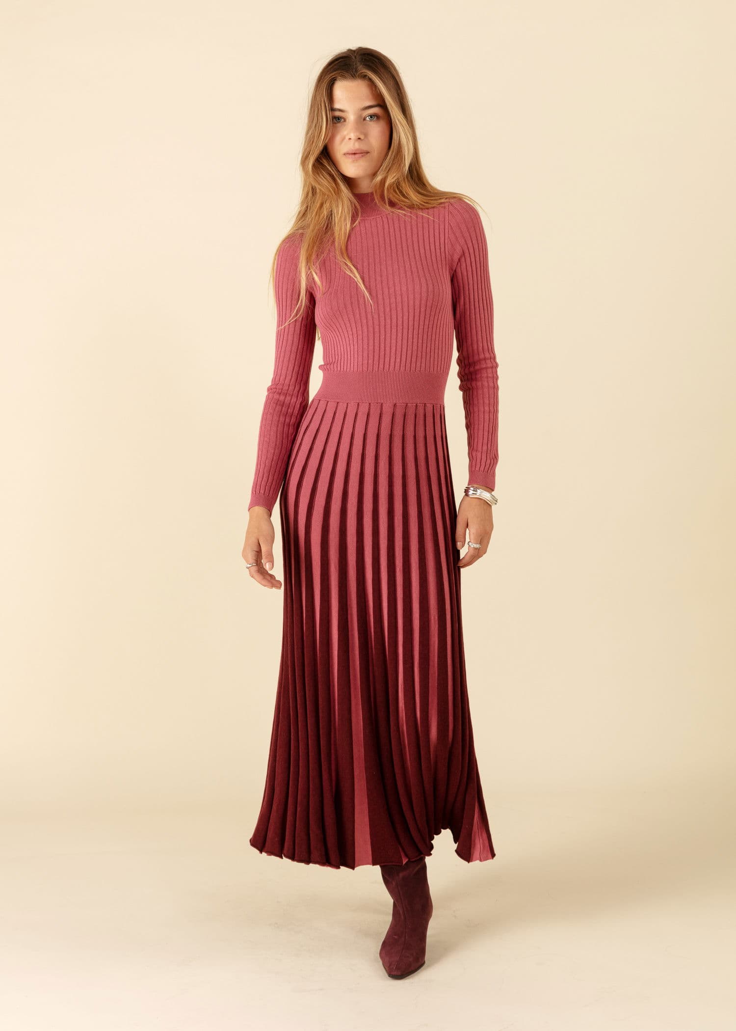 DILARA Ribbstickad lång klänning med plissering - Rosa 2 - Indiska