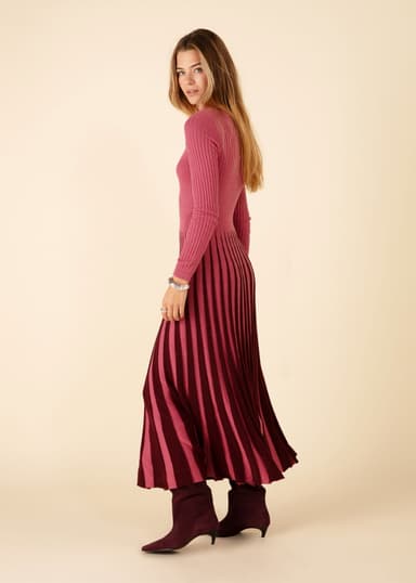 DILARA Ribbstickad lång klänning med plissering - Rosa 4 - Indiska