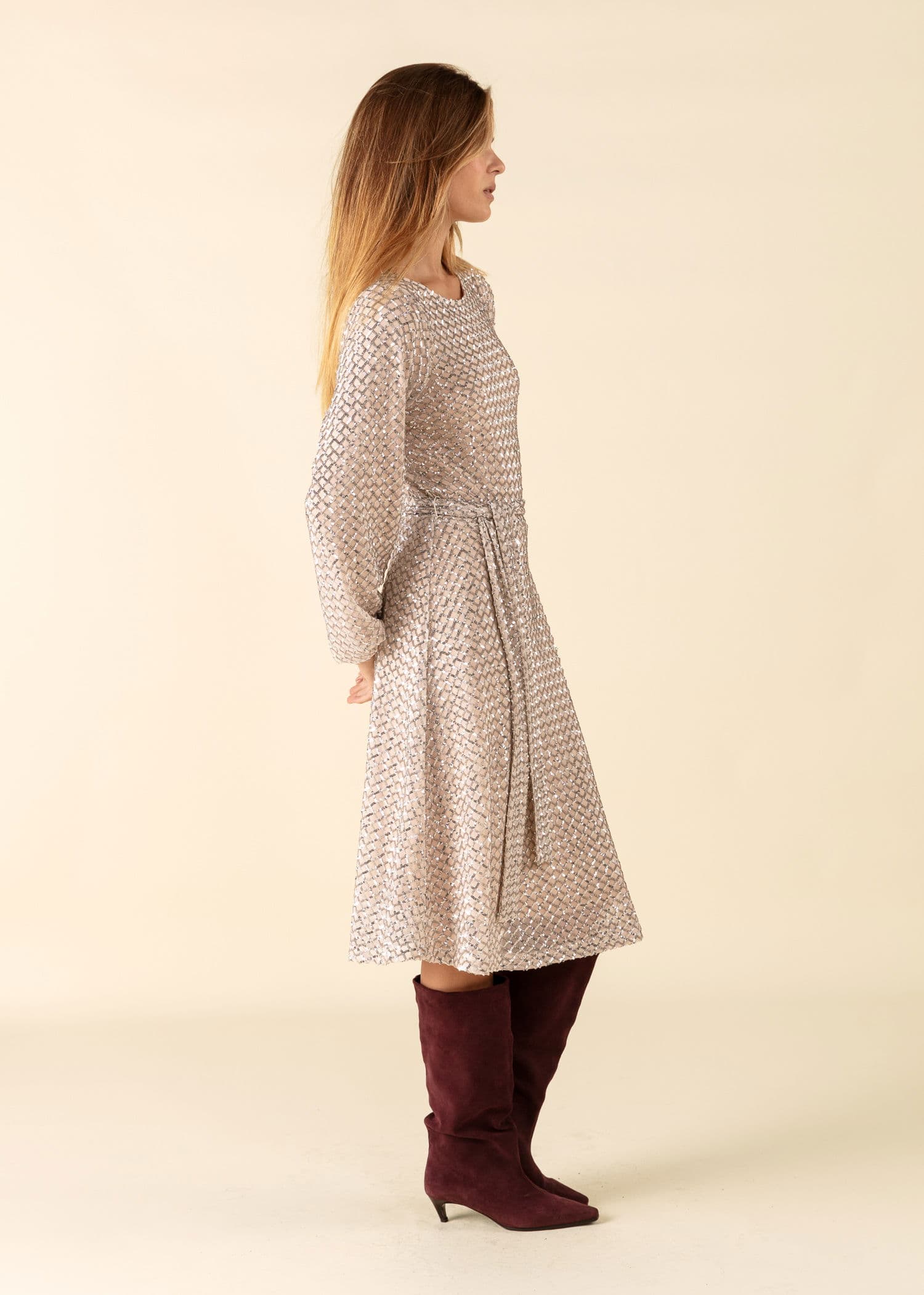 JULIANA Paljettkjole med lange ermer - Beige 2 - Indiska