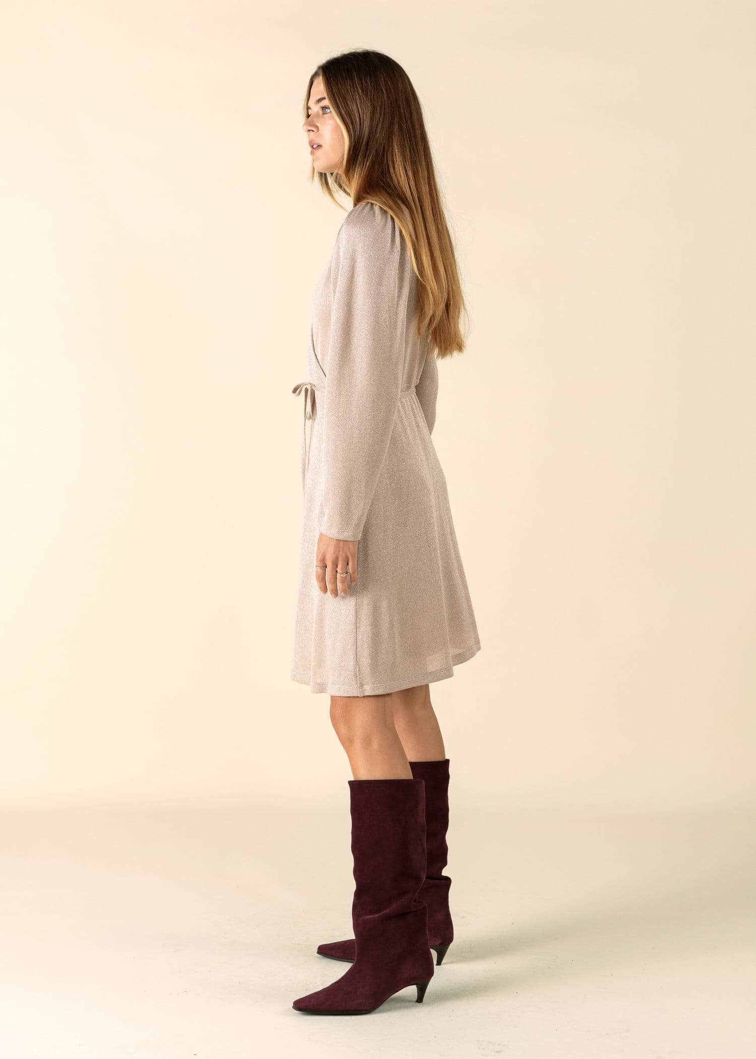 SENJA Glitrende omslagskjole - Gull 3 - Indiska