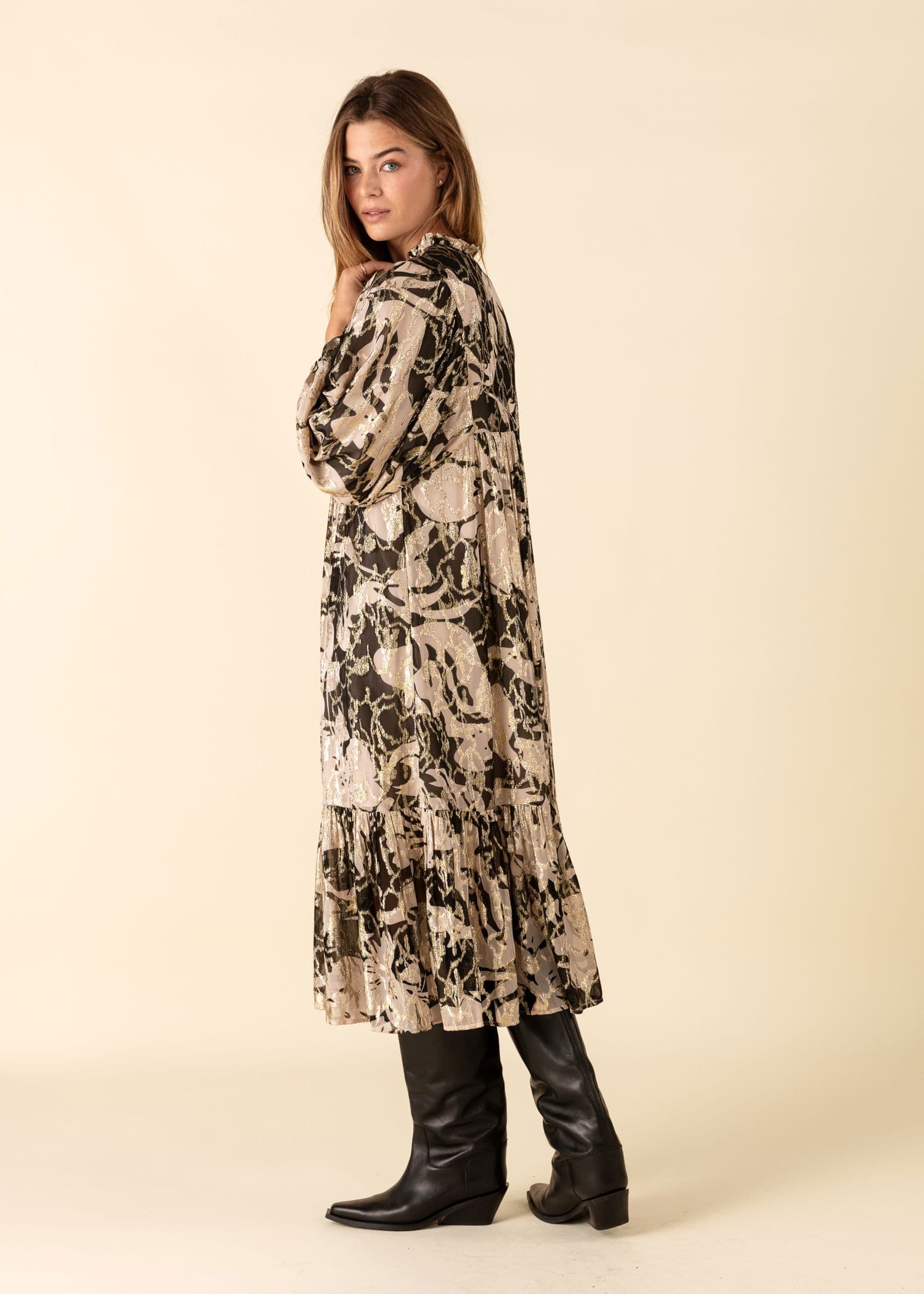 NINA Glitrende kjole med puffermer - Svart 1 - Indiska