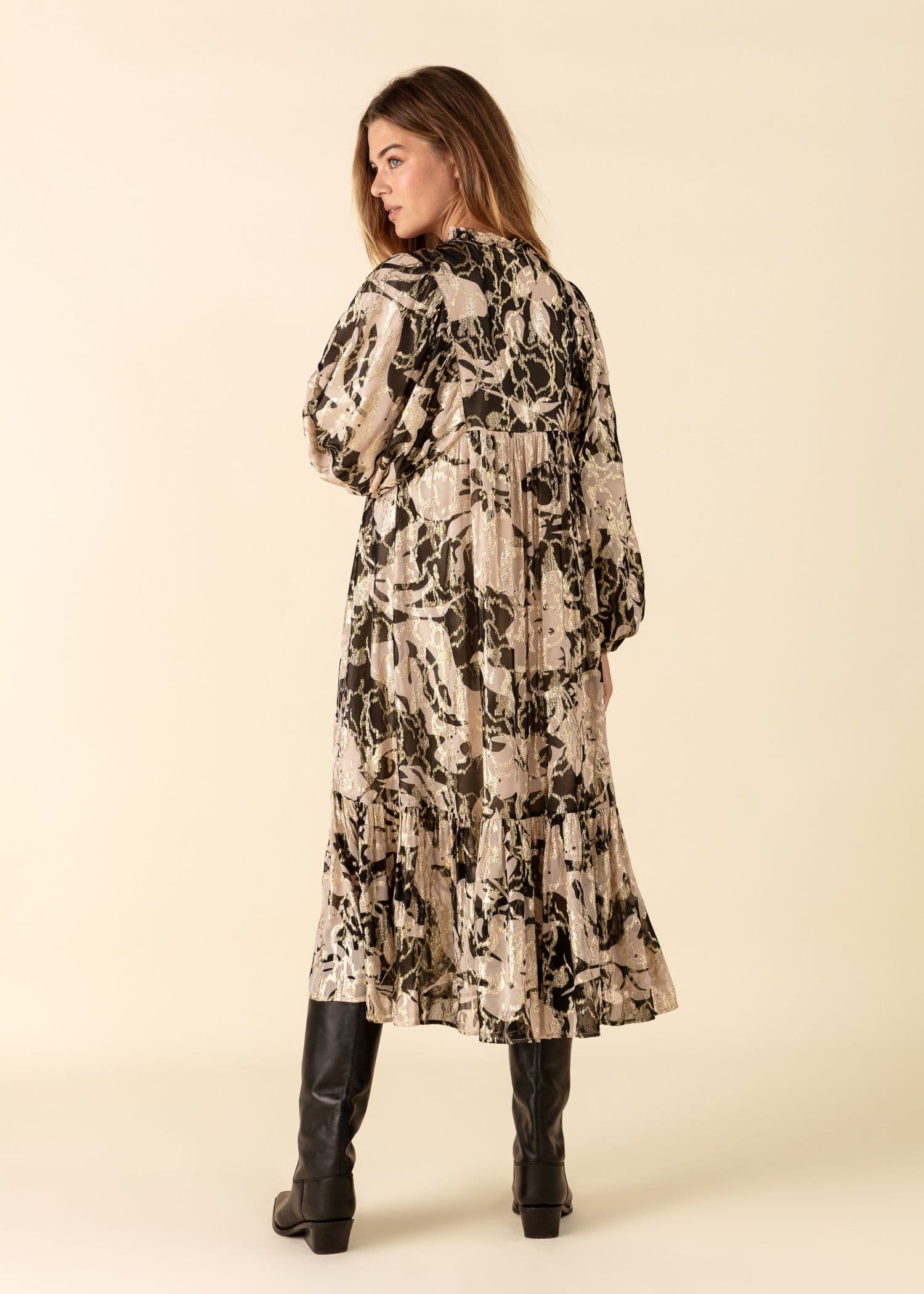 NINA Glitrende kjole med puffermer - Svart 4 - Indiska