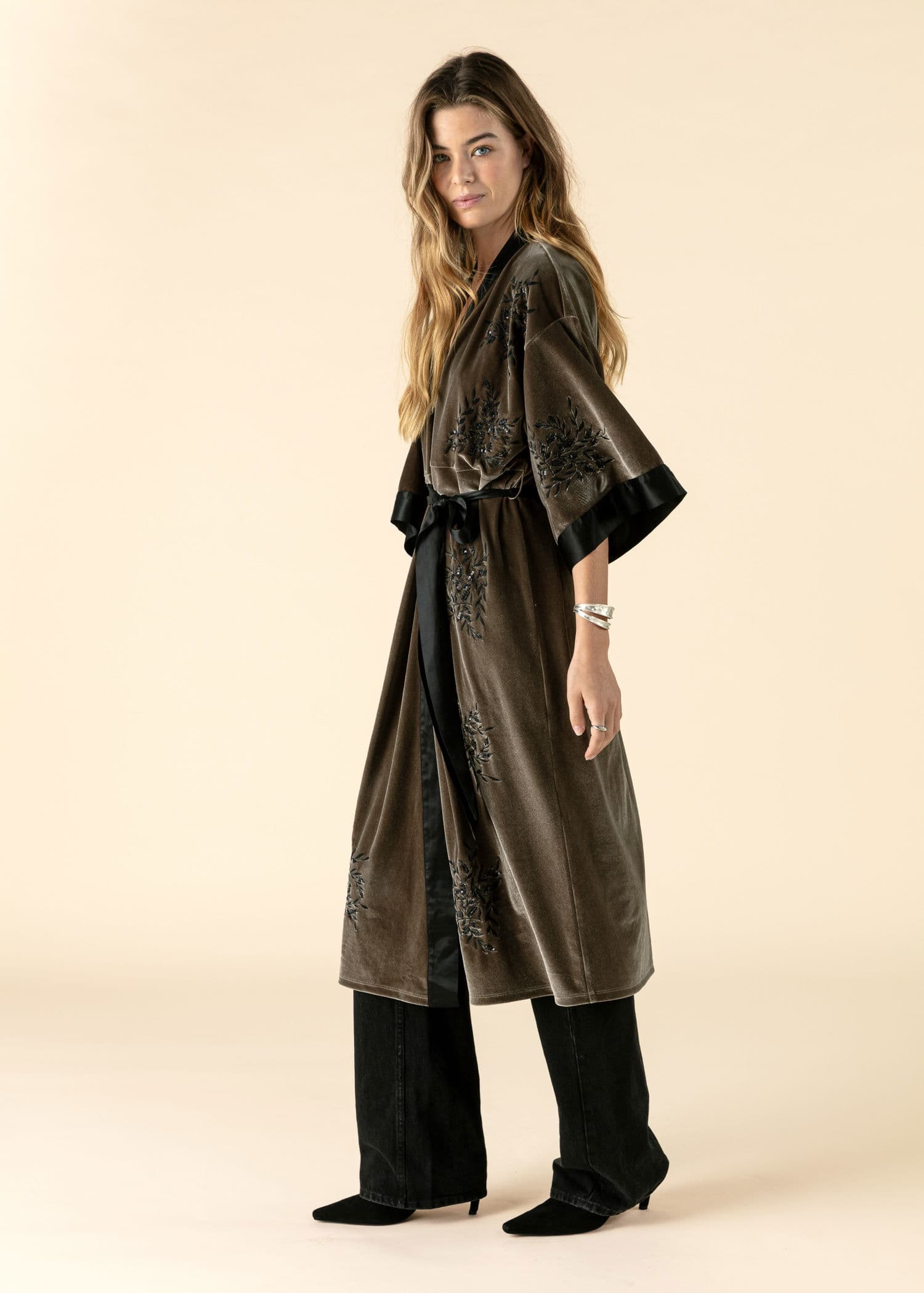 ANITA Pitkä kirjailtu samettikimono - Harmaa 1 - Indiska