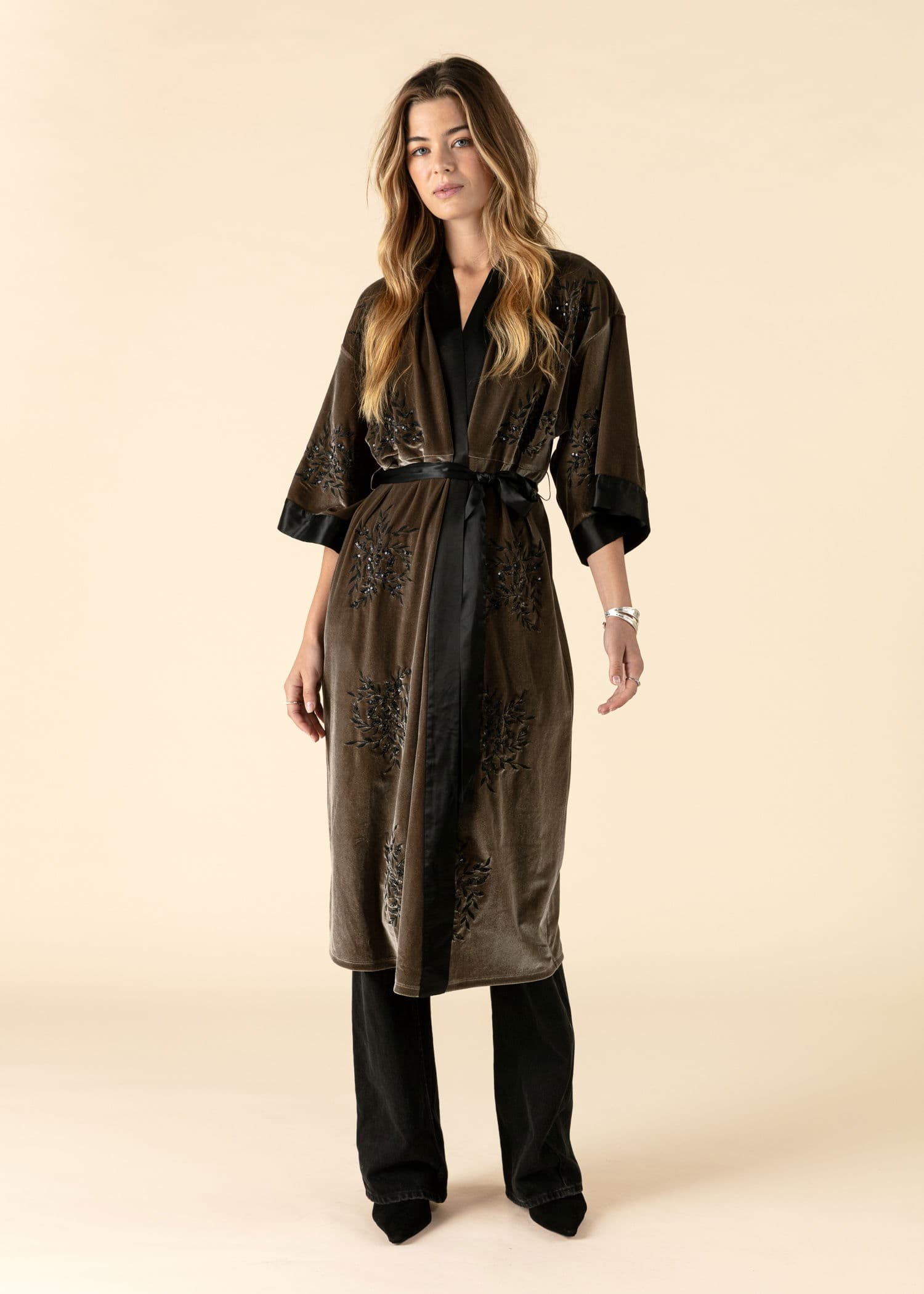 ANITA Pitkä kirjailtu samettikimono - Harmaa 2 - Indiska