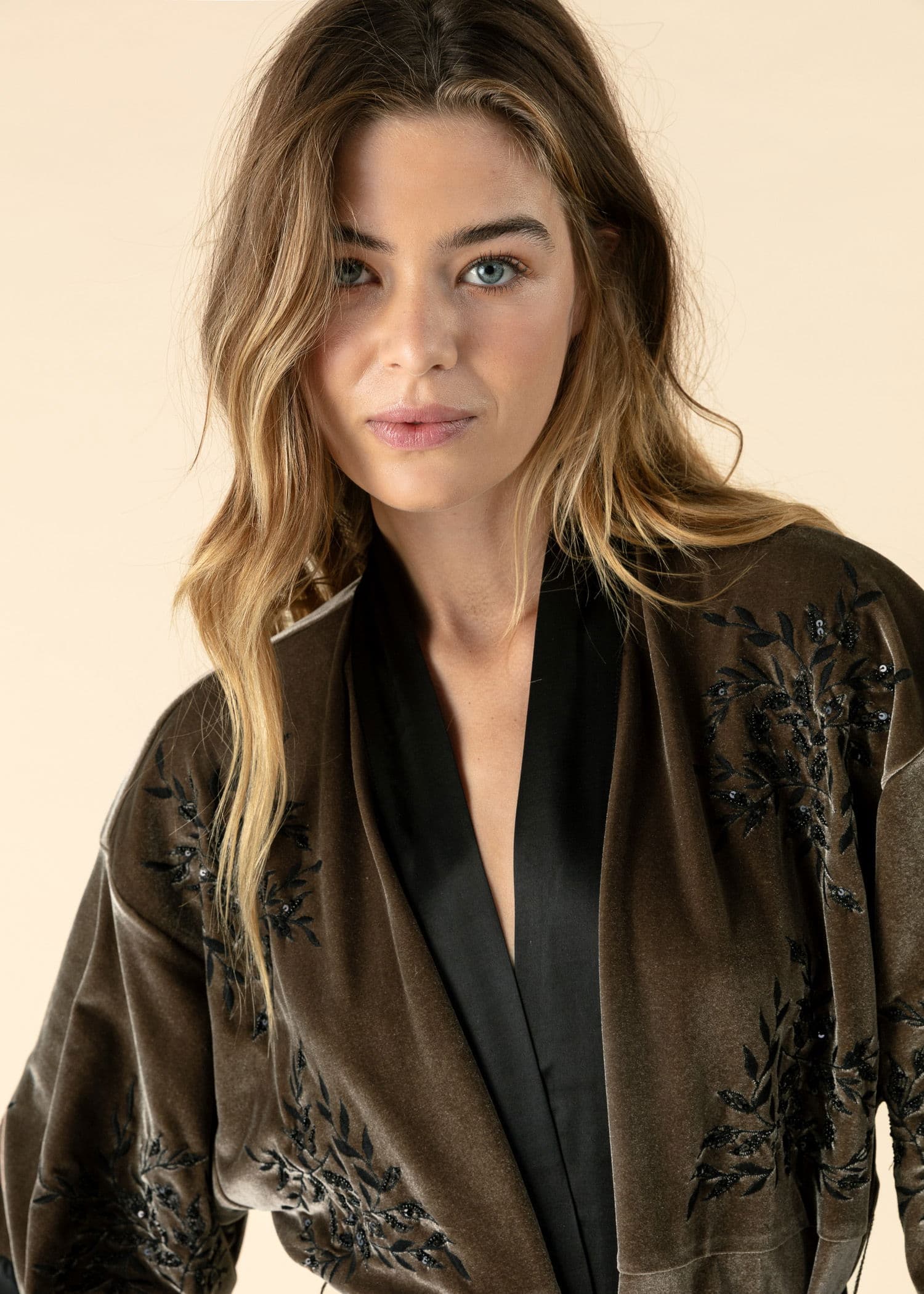 ANITA Pitkä kirjailtu samettikimono - Harmaa 3 - Indiska