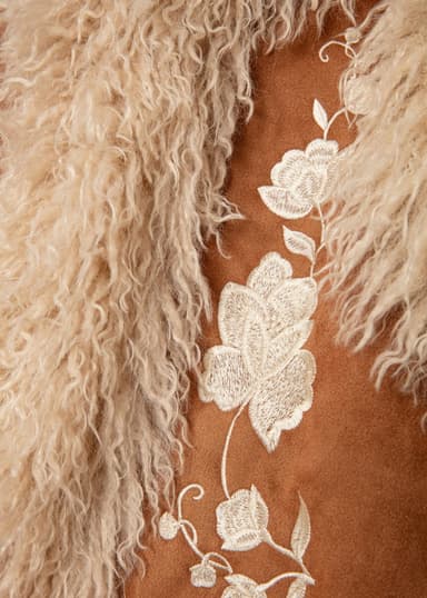 GILLIAN Brodeerattu liivi pörröisillä reunoilla - Ruskea 6 - Indiska