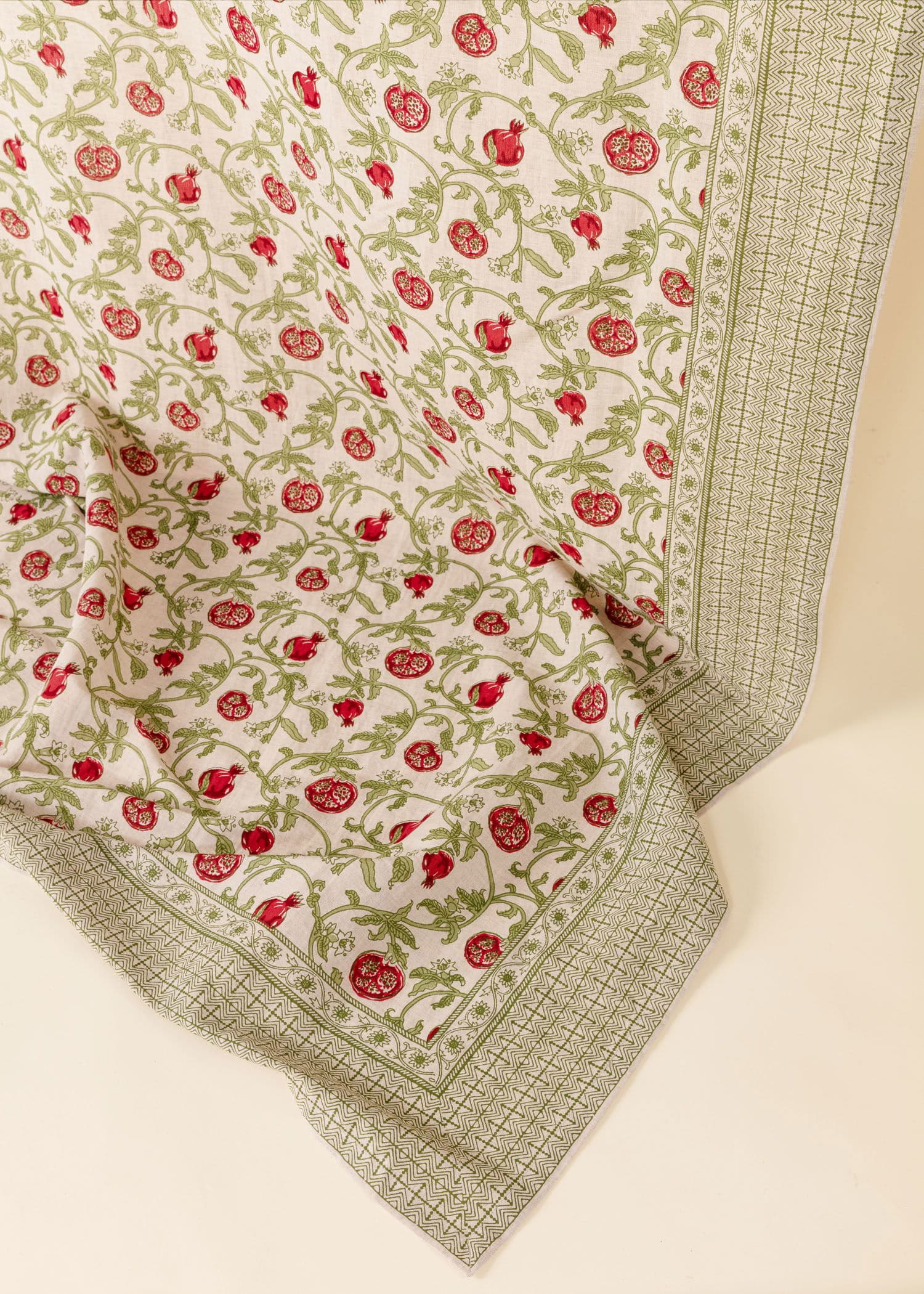 Vira Käsinpainettu pöytäliina - Punainen 3 - Indiska