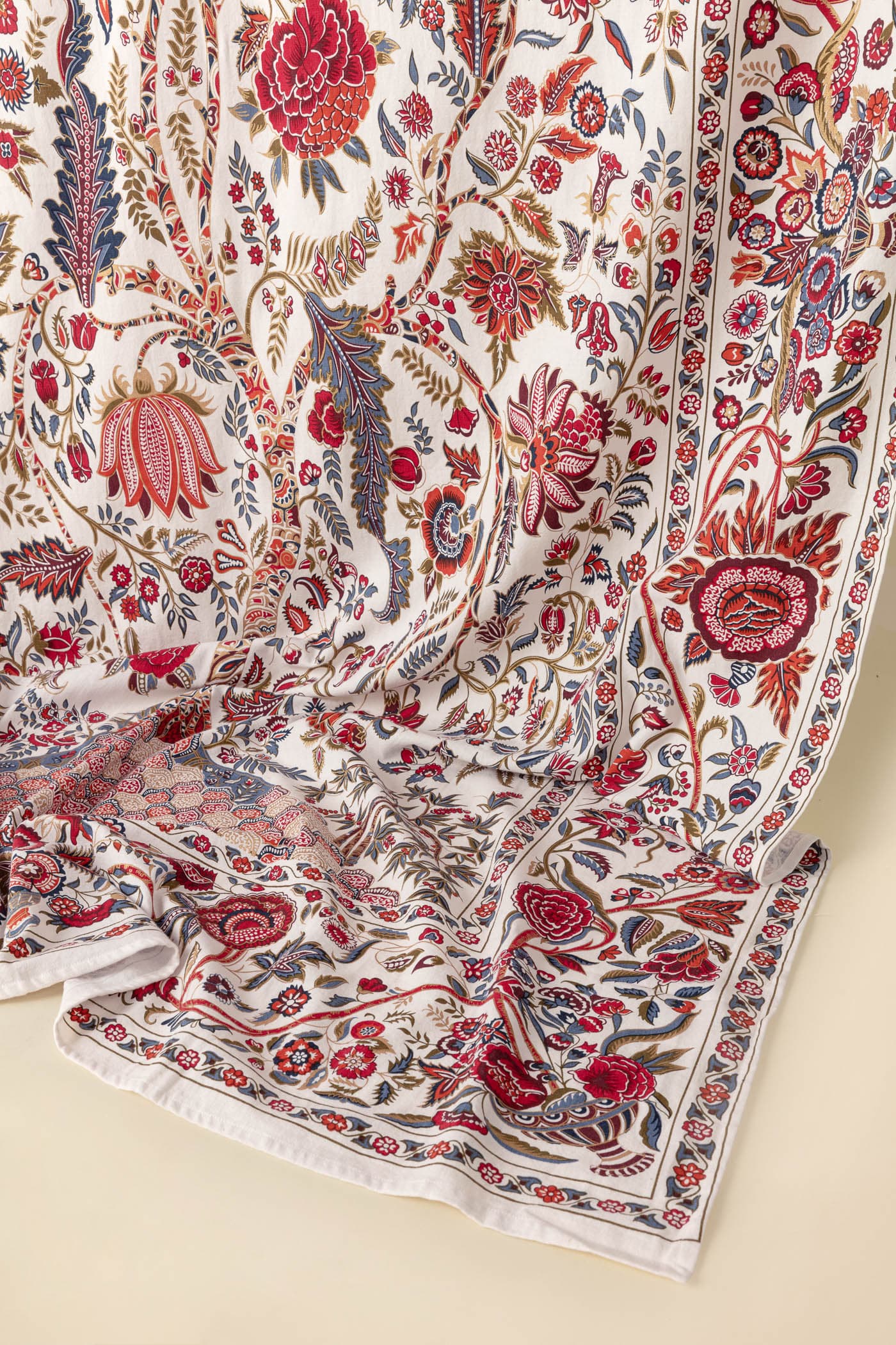 Neha Kukkakuvioinen pöytäliina 150x250 cm - Multi 2 - Indiska